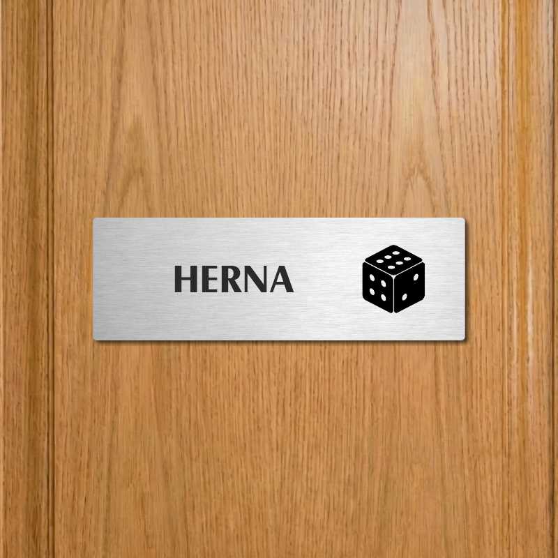 Herna, stříbrná popiska na dveře
